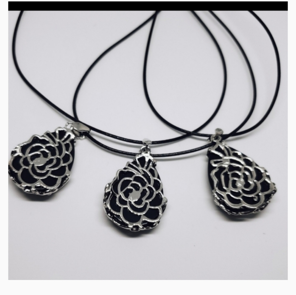Black Agate Drop Flower Pendant Necklace.